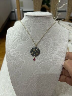 TOUS Gem Power Titanium Pendant

The piece is from TOUS’s Gem Power collection.